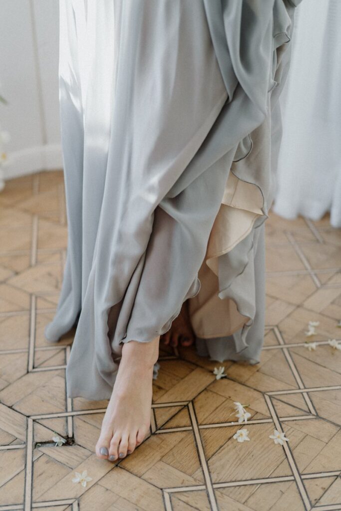 Photo Bride in a gray Nirvana wedding dress