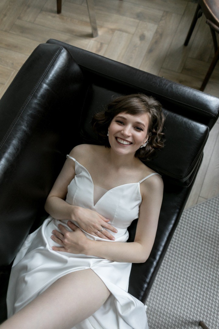 Bride in a basic shirt with an insert