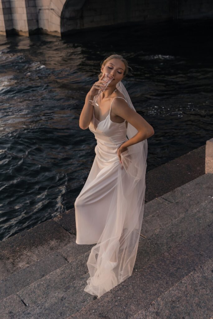 Photo Bride in an inset shirt on the promenade