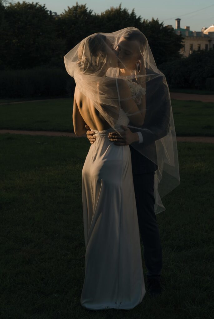 Photo Bride in an inset shirt on the promenade