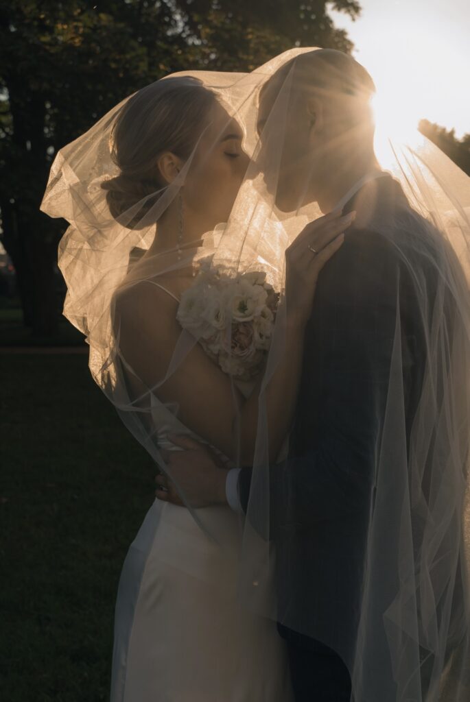 Photo Bride in an inset shirt on the promenade
