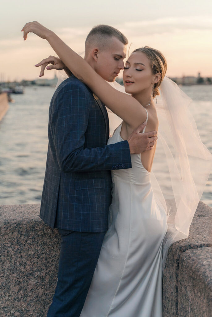 Photo Bride in an inset shirt on the promenade