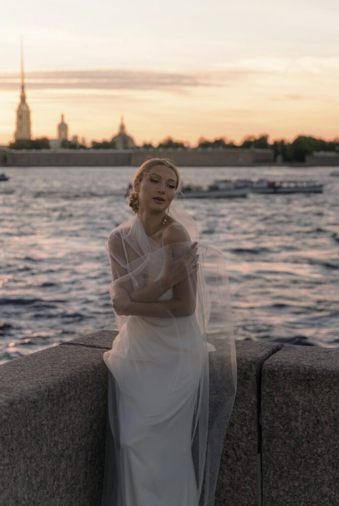 Photo Bride in an inset shirt on the promenade