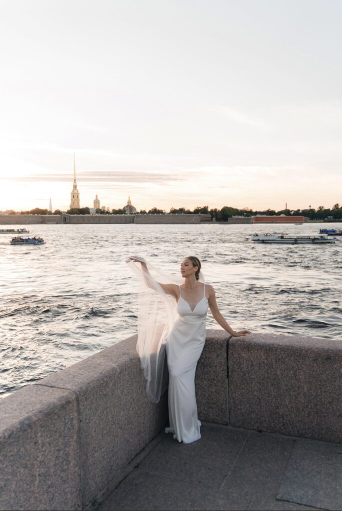 Photo Bride in an inset shirt on the promenade