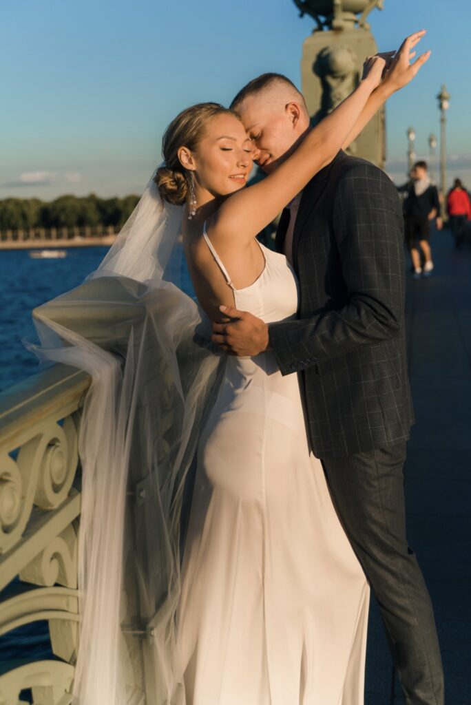 Photo Bride in an inset shirt on the promenade