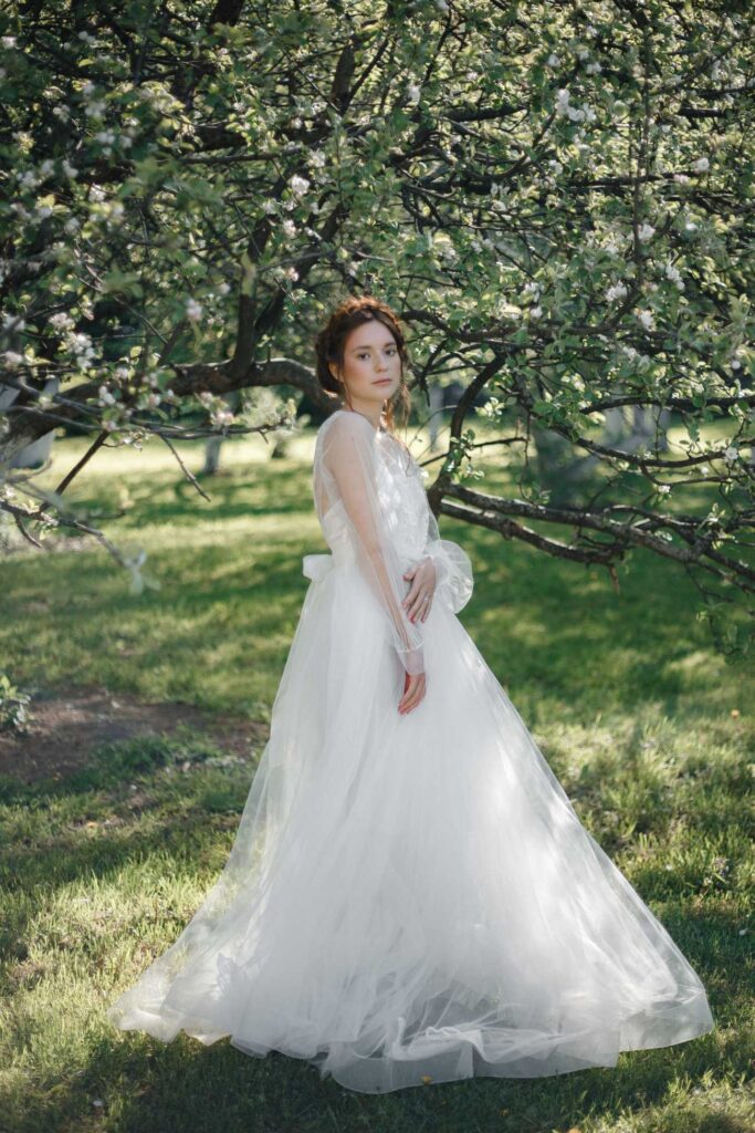 Photo Bride in Fantasia dress in a spring garden
