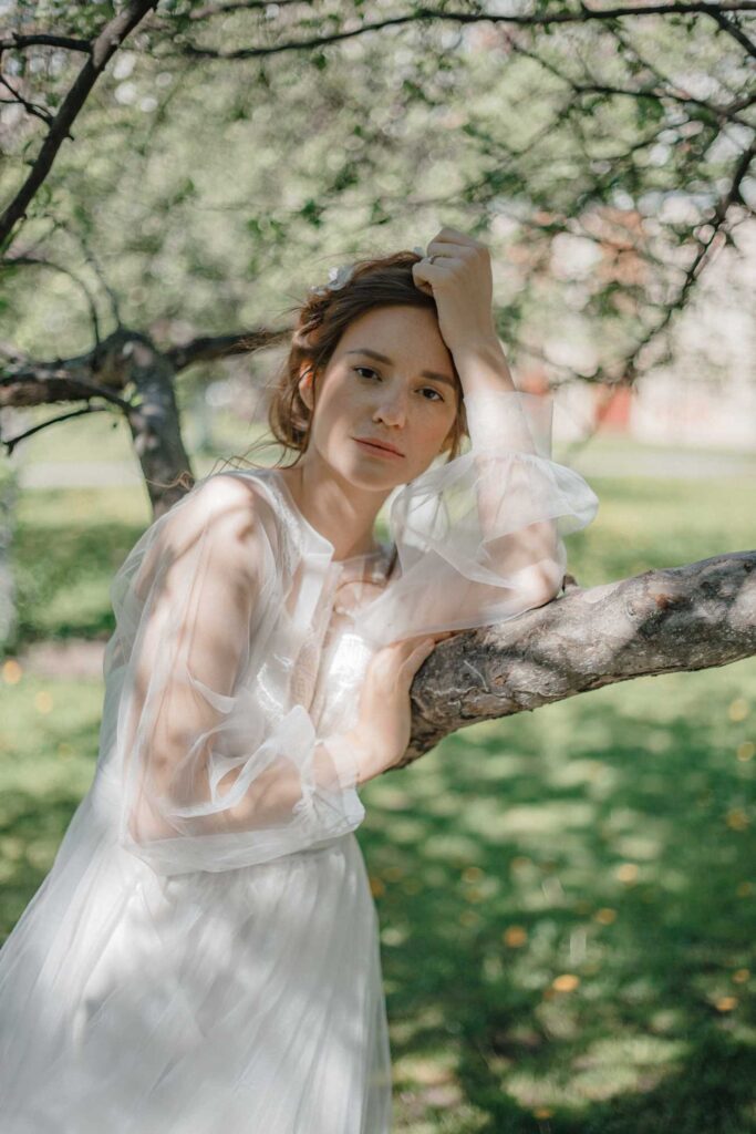 Photo Bride in Fantasia dress in a spring garden