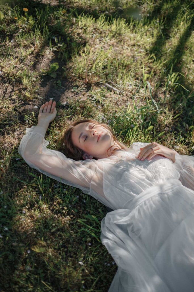 Photo Bride in Fantasia dress in a spring garden