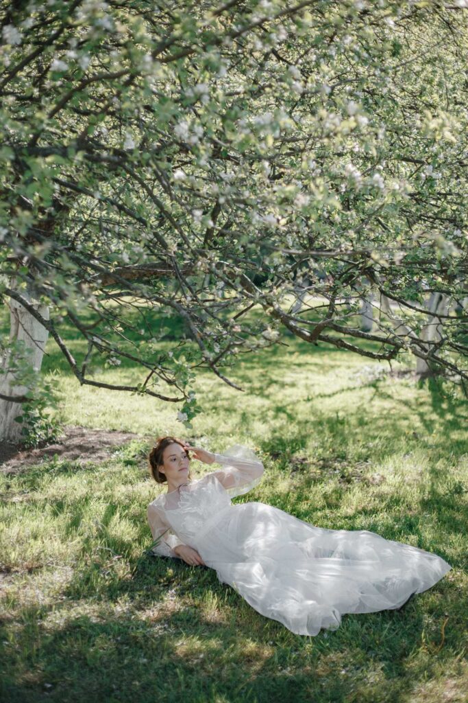 Photo Bride in Fantasia dress in a spring garden