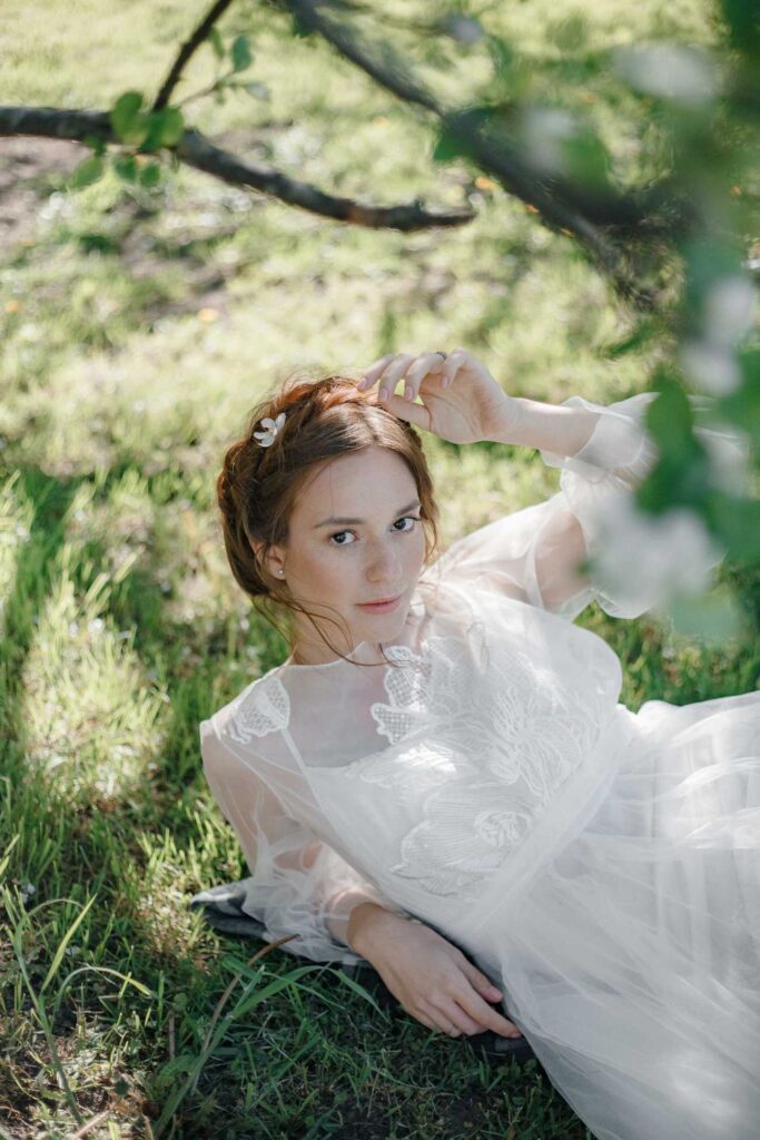 Photo Bride in Fantasia dress in a spring garden