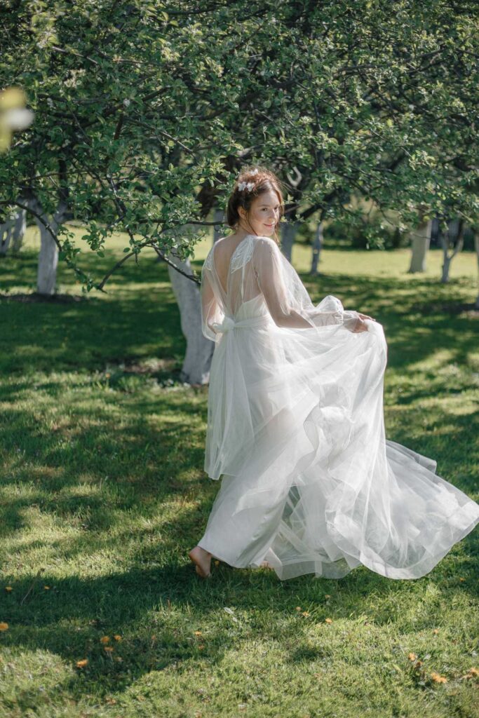 Photo Bride in Fantasia dress in a spring garden