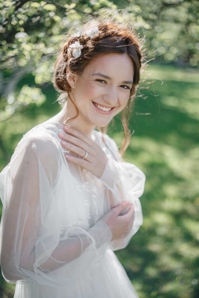 Photo Bride in Fantasia dress in a spring garden