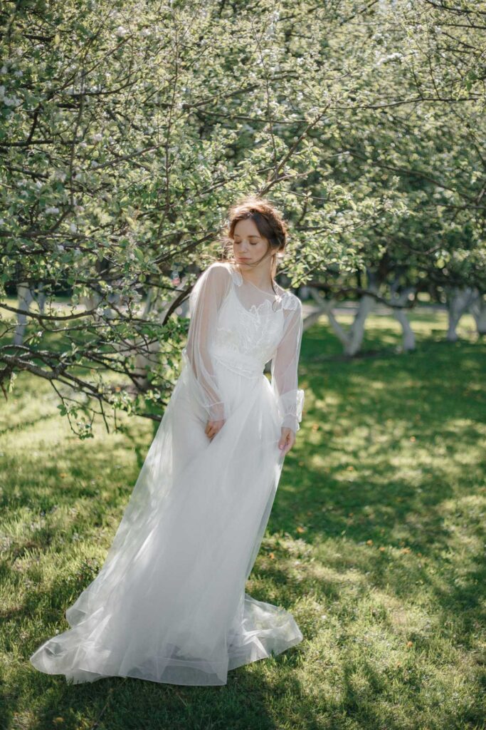 Photo Bride in Fantasia dress in a spring garden