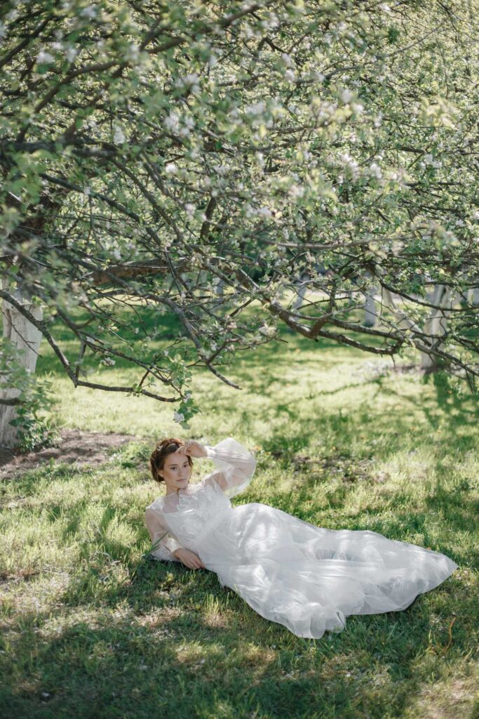 Photo Bride in Fantasia dress in a spring garden