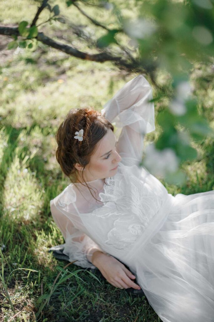 Photo Bride in Fantasia dress in a spring garden