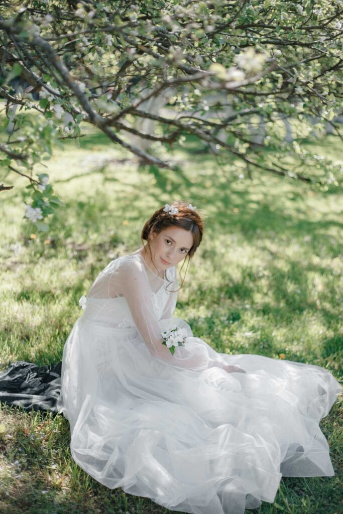 Photo Bride in Fantasia dress in a spring garden