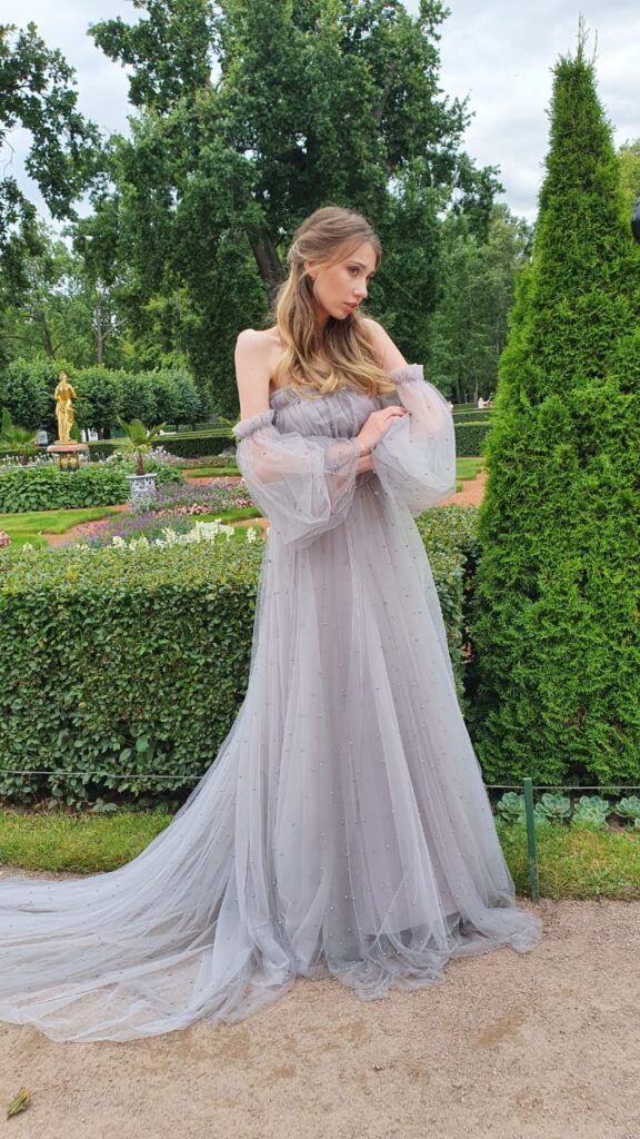 Photo Bride in gray wedding dress Vivian location Peterhof