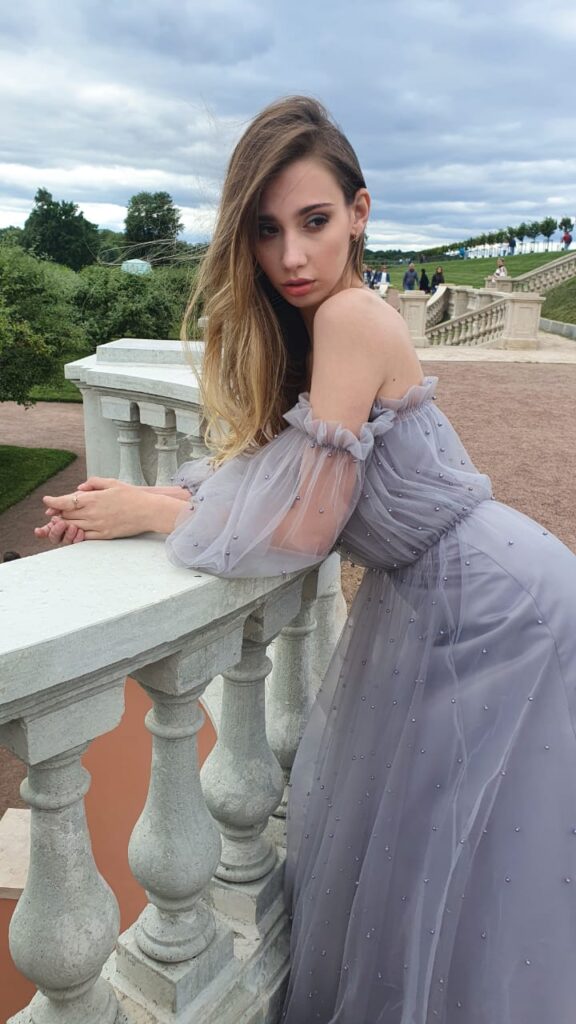 Photo Bride in gray wedding dress Vivian location Peterhof