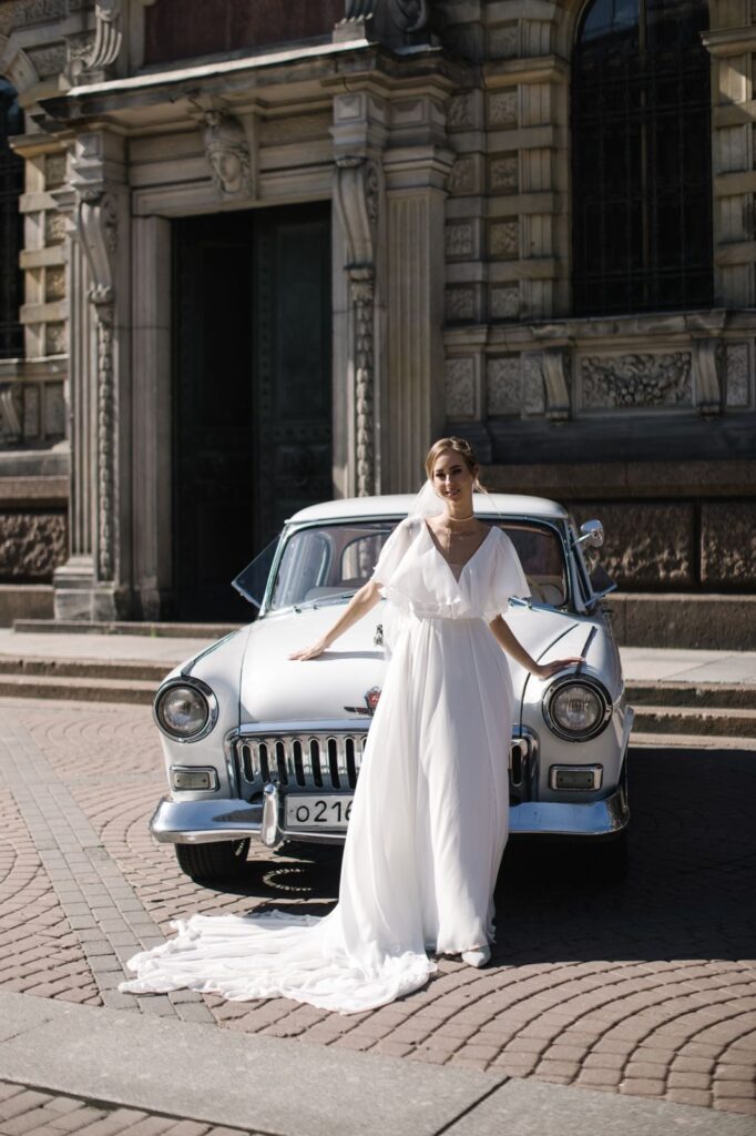 Photo Bride Julia in ivory Berta wedding dress