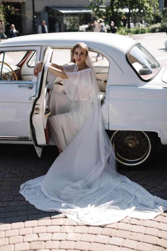 Photo Bride Julia in ivory Berta wedding dress