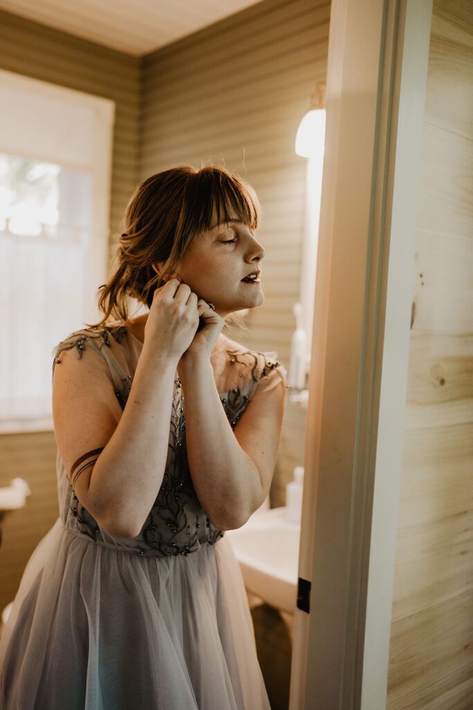 Photo Bride Kelsie in a gray Jenna dress