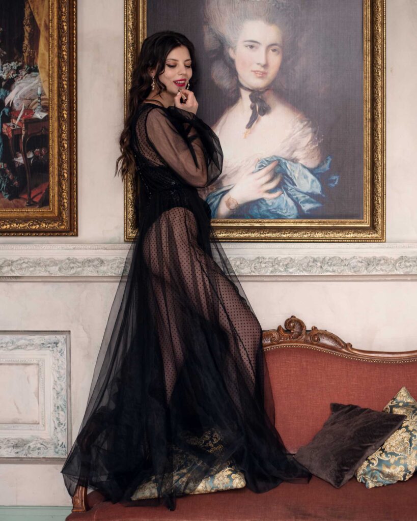 Photo Daring and classic look with  boudoir dress Beyonce