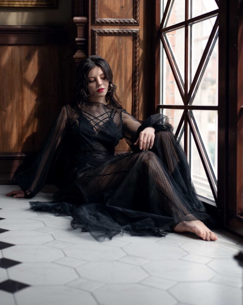 Photo Daring and classic look with  boudoir dress Beyonce