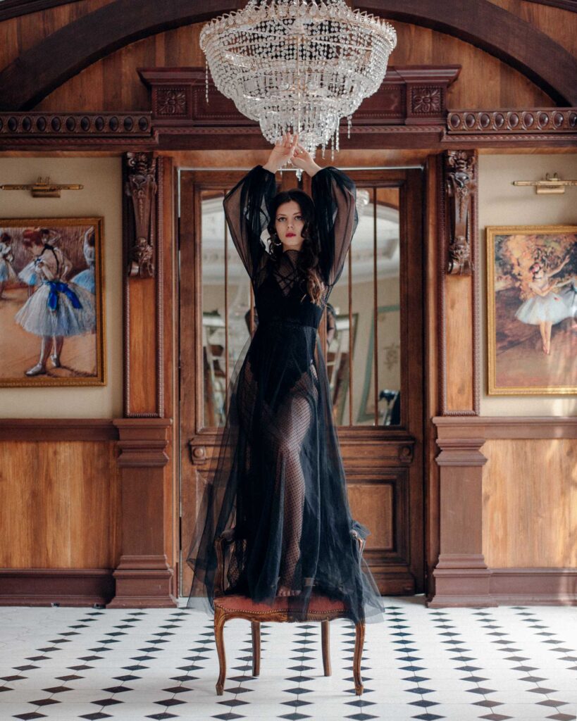 Photo Daring and classic look with  boudoir dress Beyonce