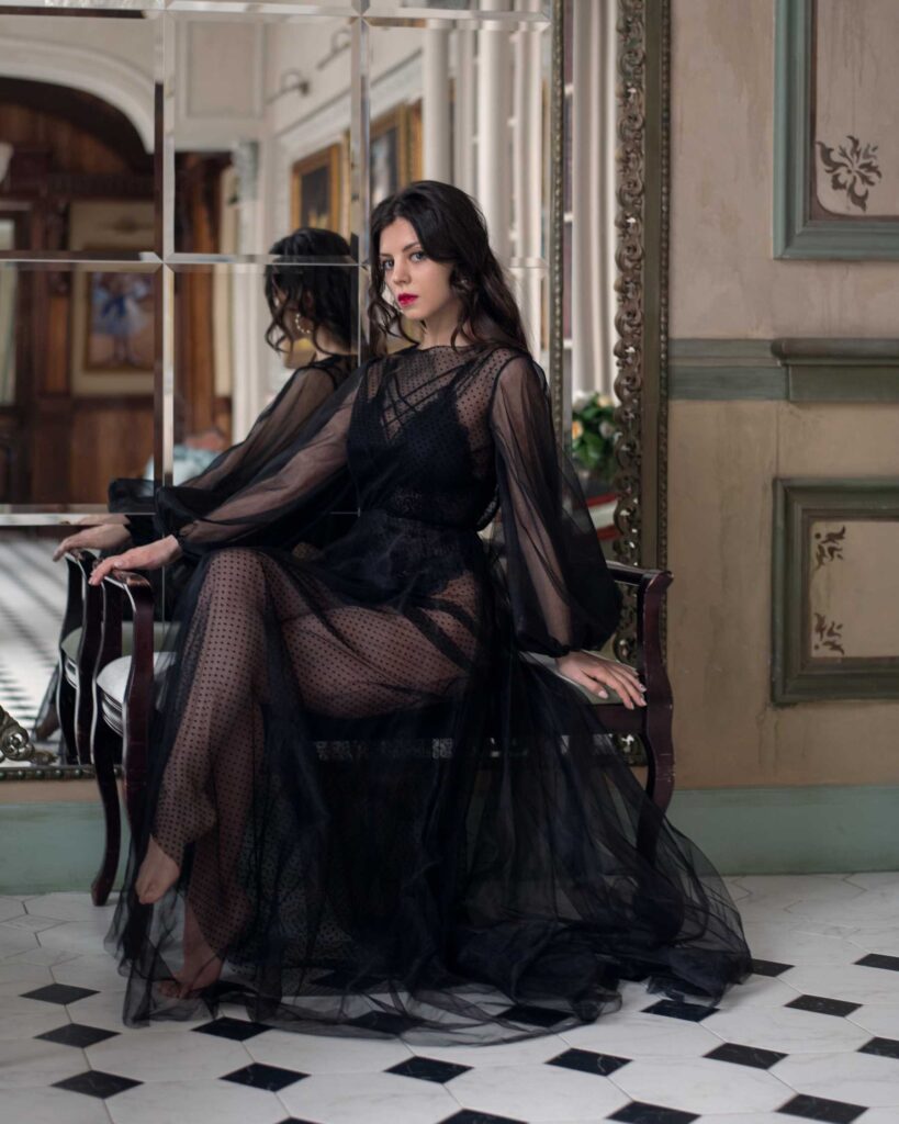 Photo Daring and classic look with  boudoir dress Beyonce