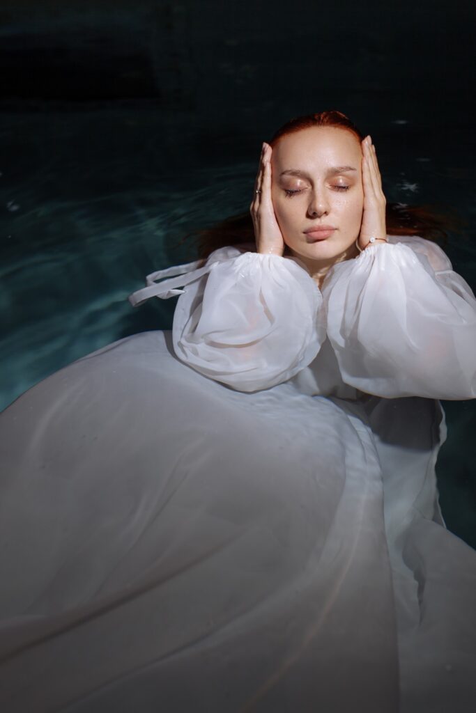 Photo Photo shoot in water bride in Scarlet dress