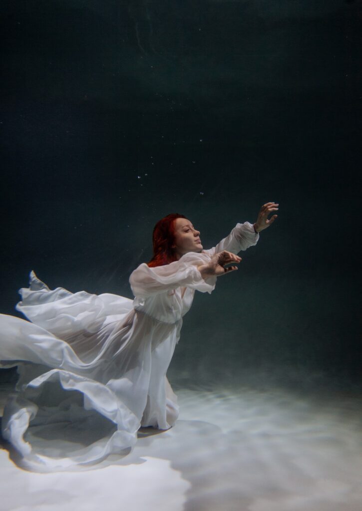 Photo Photo shoot in water bride in Scarlet dress