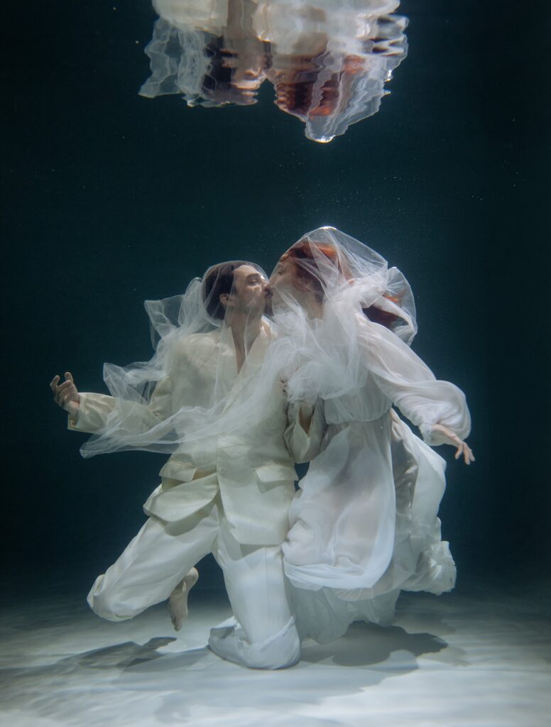 Photo Photo shoot in water bride in Scarlet dress