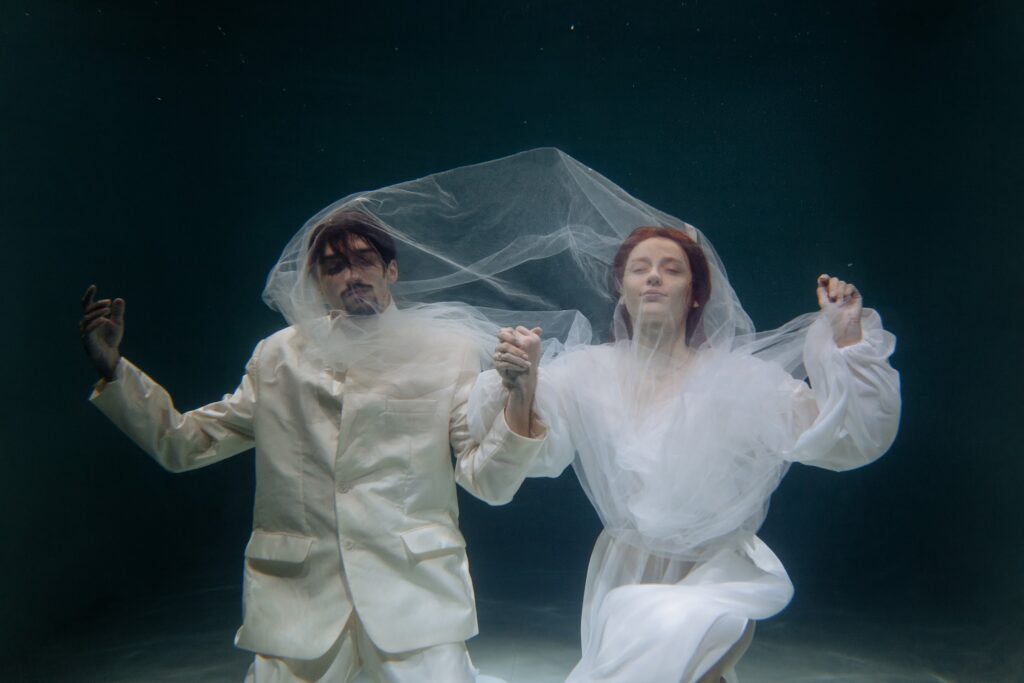 Photo Photo shoot in water bride in Scarlet dress
