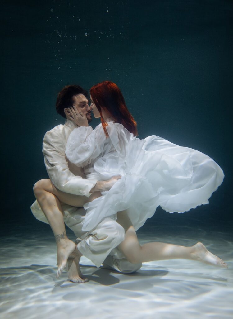 Photo Photo shoot in water bride in Scarlet dress