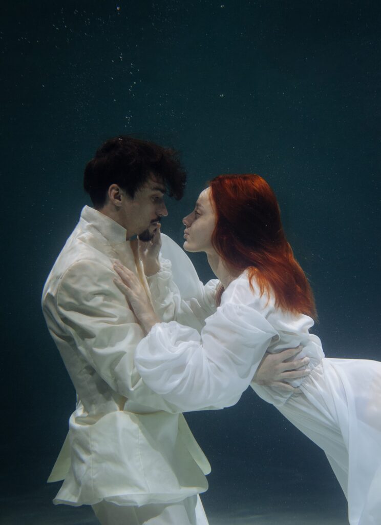 Photo Photo shoot in water bride in Scarlet dress