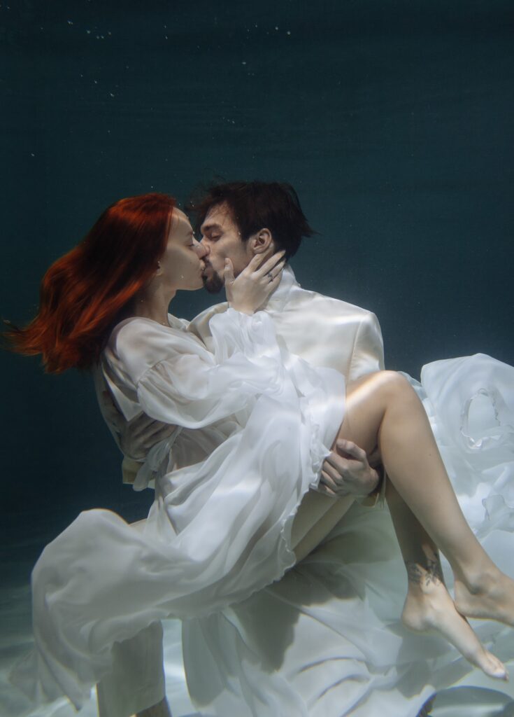 Photo Photo shoot in water bride in Scarlet dress