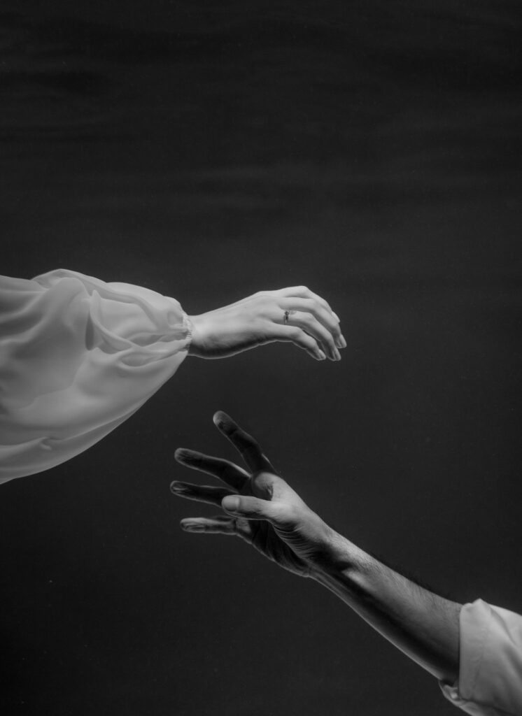 Photo Photo shoot in water bride in Scarlet dress