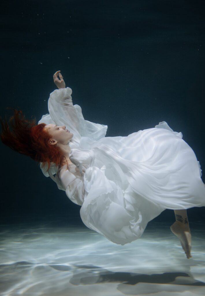 Photo Photo shoot in water bride in Scarlet dress