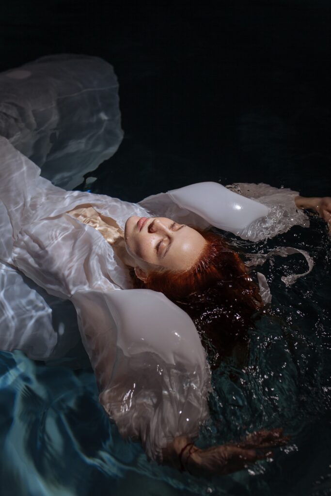 Photo Photo shoot in water bride in Scarlet dress