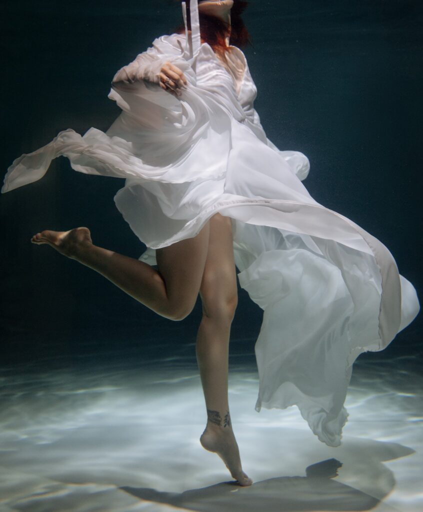 Photo Photo shoot in water bride in Scarlet dress