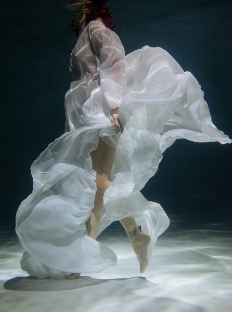 Photo Photo shoot in water bride in Scarlet dress