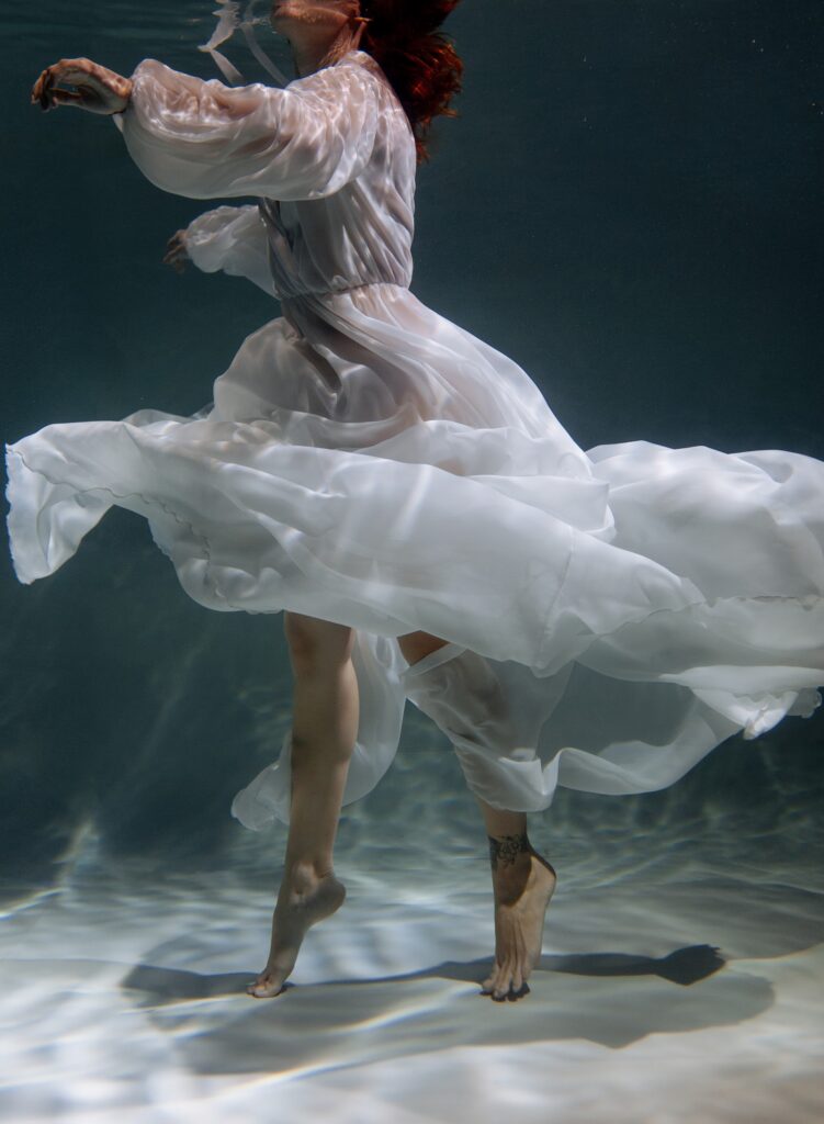 Photo Photo shoot in water bride in Scarlet dress