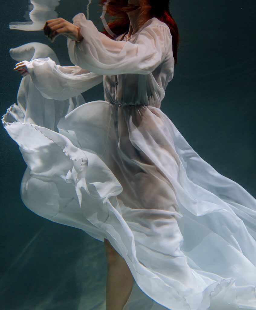 Photo Photo shoot in water bride in Scarlet dress