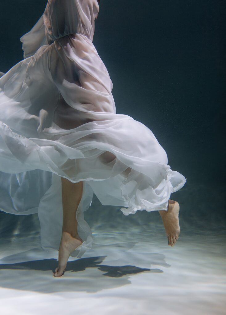 Photo Photo shoot in water bride in Scarlet dress