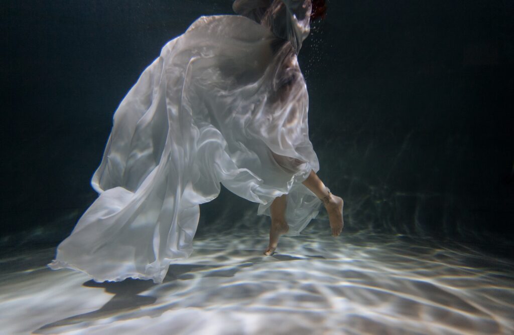 Photo Photo shoot in water bride in Scarlet dress