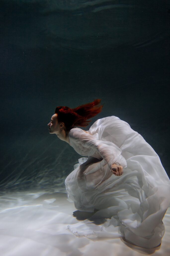 Photo Photo shoot in water bride in Scarlet dress