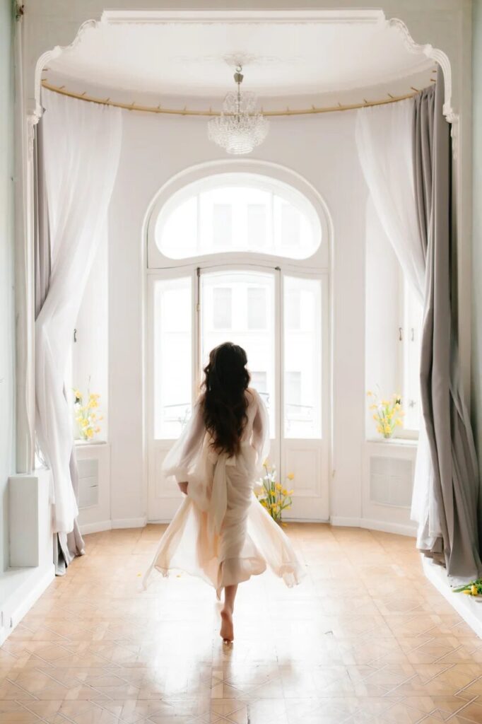 Photo Photo shoot inspired by a spring morning in a Charis dress