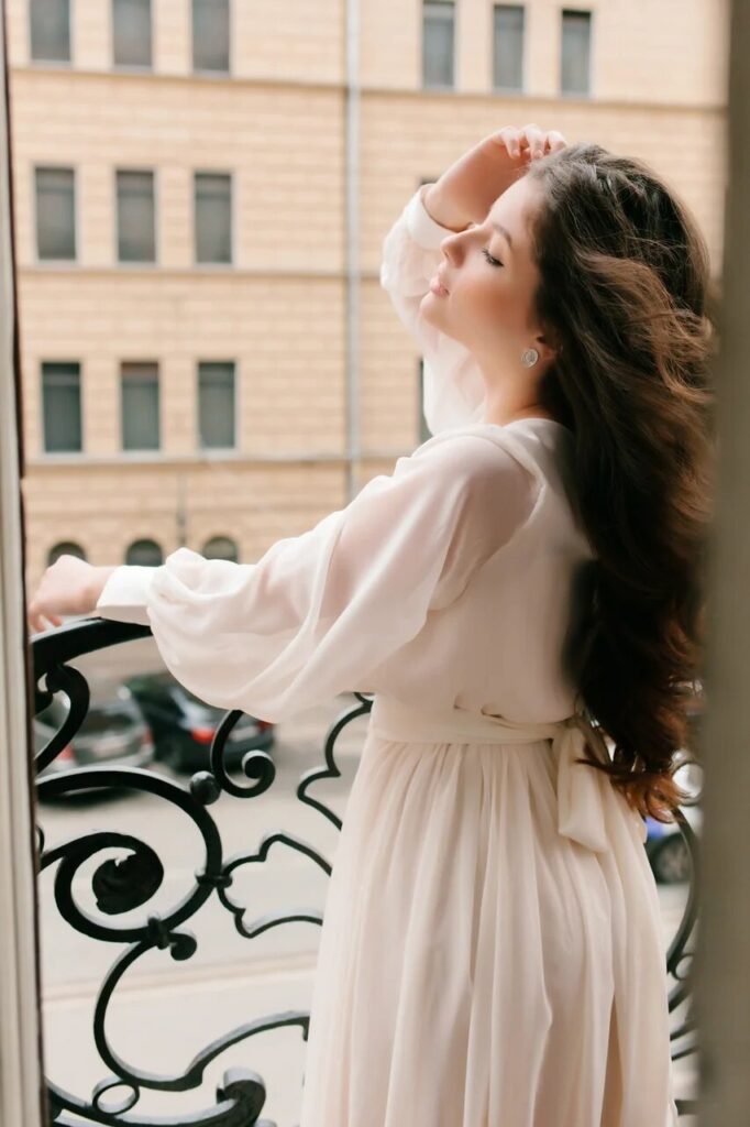 Photo Photo shoot inspired by a spring morning in a Charis dress