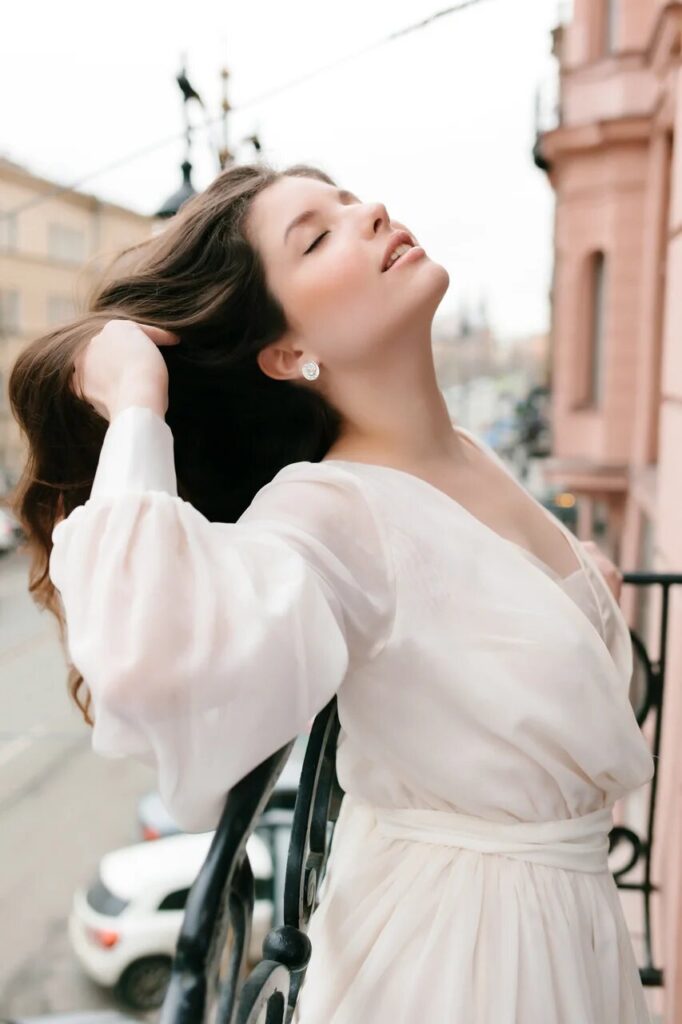 Photo Photo shoot inspired by a spring morning in a Charis dress