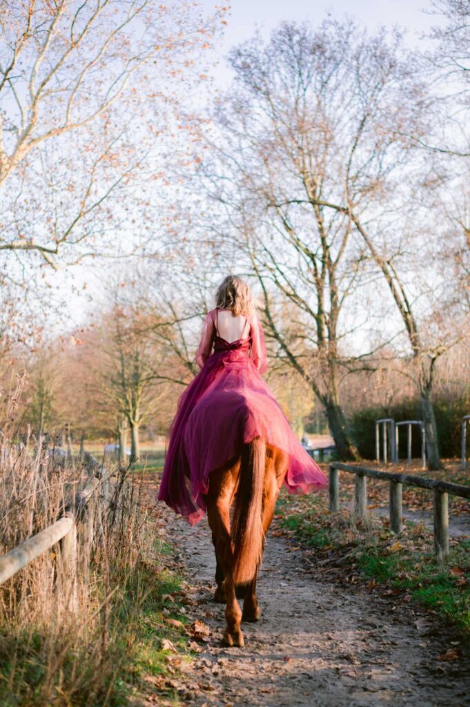 Photo Photo shoot with a horse bride in a Grazia dress